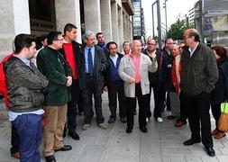 El constructor José Martín, enseñando la Gran Vía al grupo de comerciantes burgaleses./J. Herreros