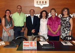 El grupo municipal socialista, en la oposición, tras perder las elecciones municipales de mayo de 2011. / DÍAZ URIEL