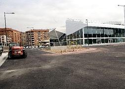 El asfalto, a falta de la señalización horizontal y vertical, ya se extiende en la futura prolongación de Colón.    ::                         MIGUEL HERREROS