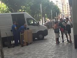 El traslado desde el Ayuntamiento a los Juzgados de Logroño de la documentación se realizó en una furgoneta debido a su volumen. ::                         L. R.