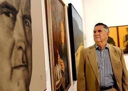 Alejandro Narvaiza admira algunas de las obras de la exposición. / MIGUEL HERREROS