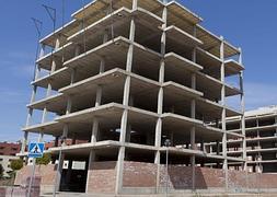 Esqueletos de hormigón en La Cava.  Calles como Clavijo y Daroca de Rioja presentan algunas de las estructuras levantadas y paralizadas desde hace años. ::                         SONIA TERCERO