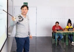 Andrés Fernández propone un test a los alumnos para evaluar sus conocimientos con ayuda de la pizarra digital interactiva. ::  SONIA TERCERO