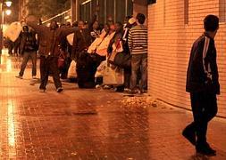 Temporeros hacen fila a las puertas del polideportivo del Colegio Espartero el año pasado. / SONIA TERCERO