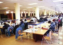 Estudiantes riojanos estudian en la biblioteca. /J.M.