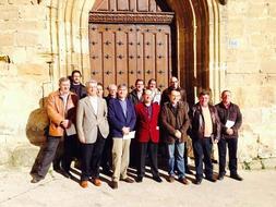 Las autoridades presentes en la inauguración del Centro de Interpretación del Románico de La Rioja Alta posan en la iglesia. ::                         D.M.A.