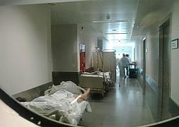 Camas en los pasillos del servicio de Urgencias en el Hospital San Pedro en la mañana de ayer, antes de que se reabriera la cuarta planta C. /LA RIOJA