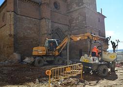 Dos máquinas trabajan en el atrio de la parroquia de San Andrés. :: i.á.