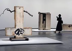 Obras de Tapies en una exposición en el Guggenheim./F.G.
