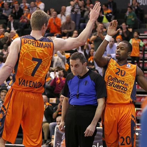 Justin Doellman y Oliver Lafayette celebran una canasta. / 