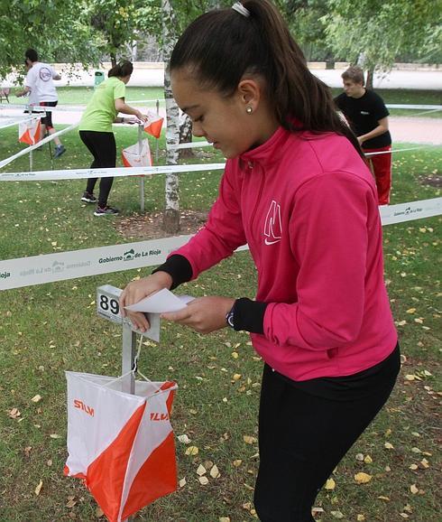 Una escolar alcanza una baliza de control. 