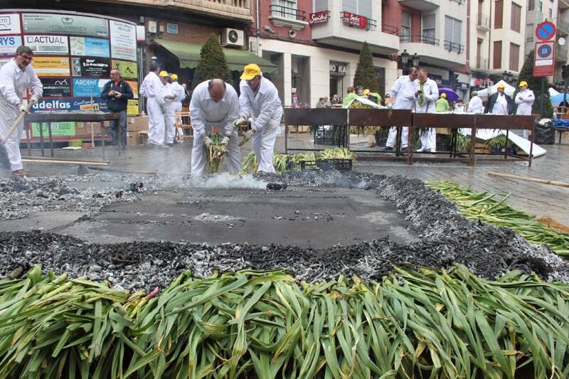  Encendido de la hoguera en la céntrica Puerta Munillo