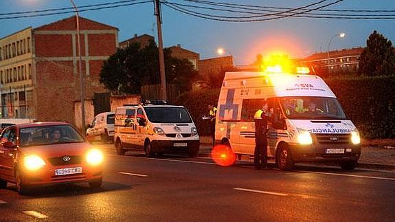 Ambulancia y coche de Policía en avenida de Burgos tras el atropello 