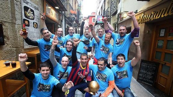 Una cuadrilla, celebrando una despedida, a mediodía de ayer, en la calle Laure