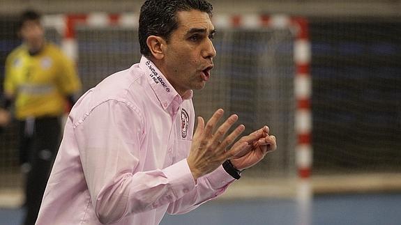 Jota da instrucciones a sus hombres. 