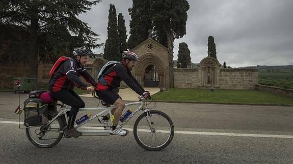 Alfonso Muñoz (detrás) y Mateo Díez (delante) pasan con el tándem que han llamado 'Bárbara' por el cementerio de Navarrete. 