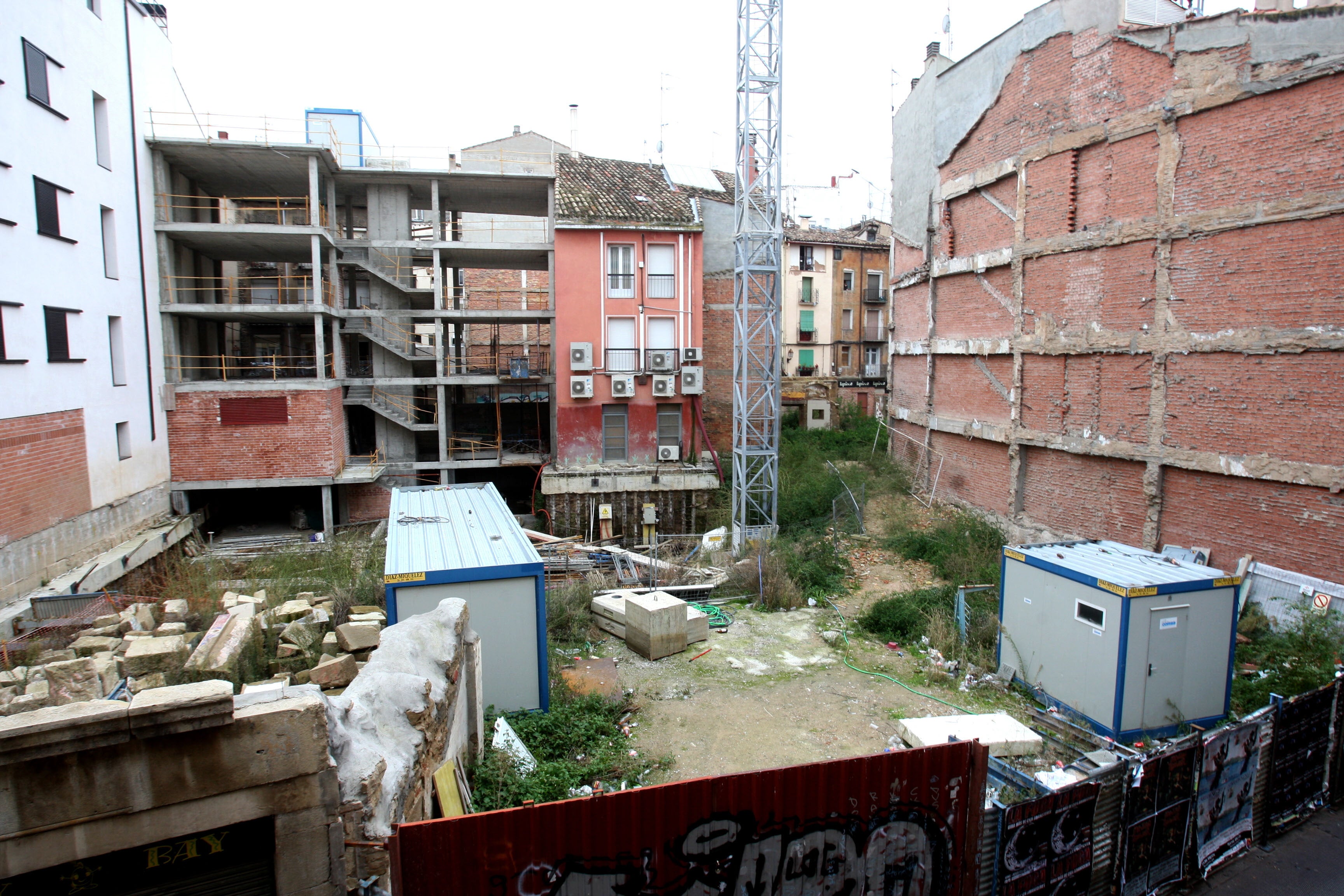 Imagen del Casco Antiguo de logroñés en la que se ve un solar abandonado y el esqueleto de un edificio a medio construir