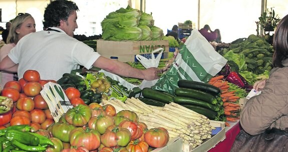 Las mejores hortalizas de la huerta se dieron cita en el 'Gran Mercado de la Verdura', que registró un goteo incesante de gente y más puestos que otros años. 