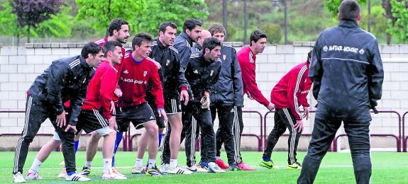 Los jugadores de la UD  Logroñés se perparan para  un ejercicio en la sesión de  ayer. 