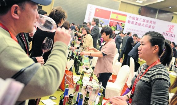 Imagen de una reciente cata de vinos celebrada en Shanghai con la participación de varias empresas españolas del sector. 