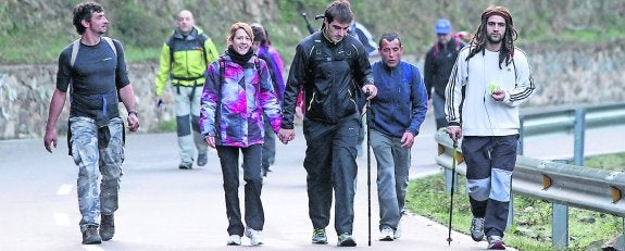 Un grupo de caminantes enfila los últimos metros de la subida que les conducirá al monasterio de Valvanera. 