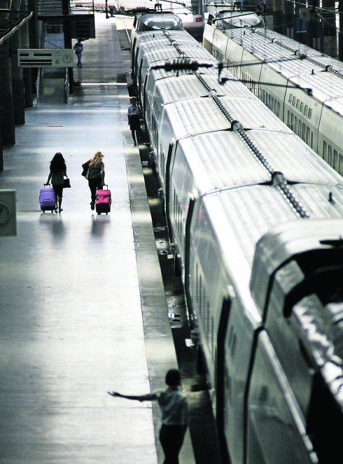 Dos viajeras se disponen a tomar el AVE en la madrileña estación de Atocha. 
