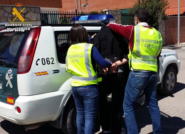 Momento de la detención del sospechoso, en un municipio riojano.