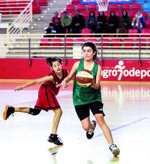 Dos jugadoras infantiles durante un partido en Lobete.