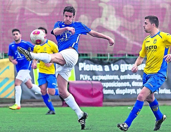 Darío golpea el esférico en presencia de Óscar. 