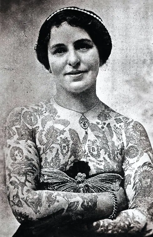 Edith, esposa del tatuador George Burchett (1872-1953). 