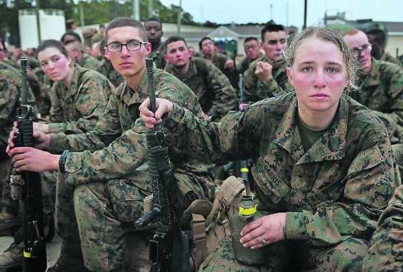 Marines del Ejército de EEUU se toman un descanso durante unas prácticas en Carolina del Norte. 