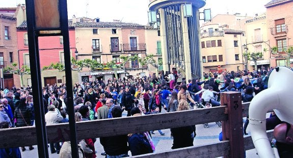 Animación festiva en la plaza./ 