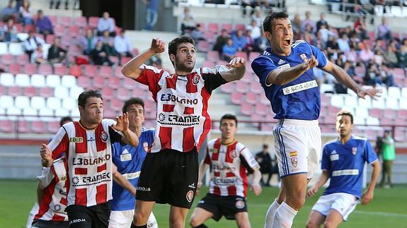 Iñaki Jiménez y Gil disputan un balón./