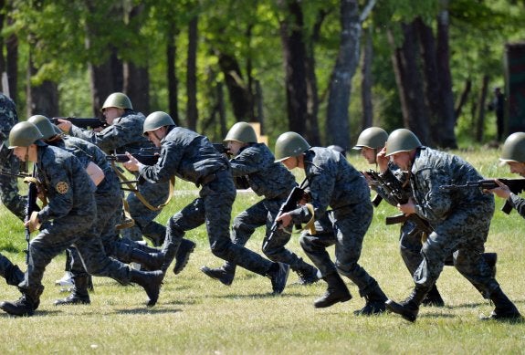 Reclutas de la Guardia Nacional ucraniana entrenan en Novy-Petrivtsi, cerca de Kiev. 