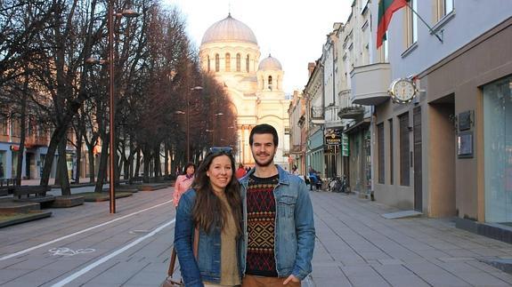 Cristina y Pau, en la avenida de la Libertad de Kaunas