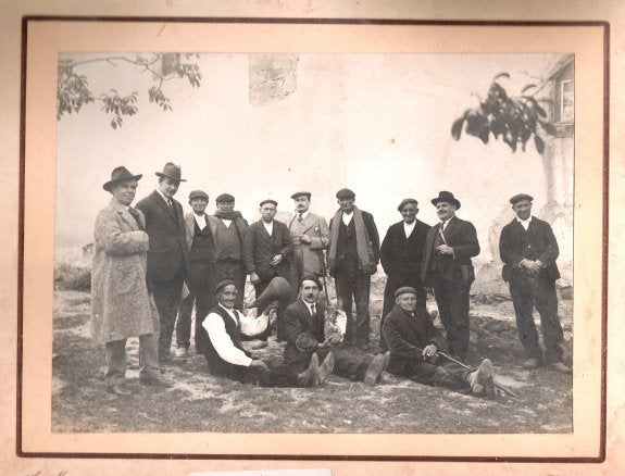 Ramón Castroviejo Nobajas, de pie y segundo por la izquierda, rodeado de amigos y vecinos. 