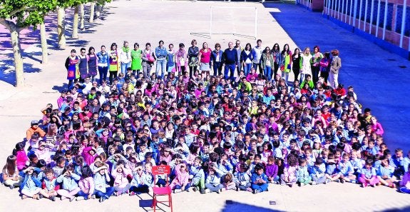 Todos los niños del centro González Gallarza de Rincón de Soto junto a sus profesores y 'La silla roja'.
