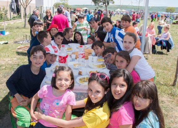 Una cuadrilla de niños, dando cuenta de la rica paella.