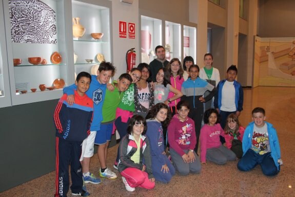 Un grupo de alumnos del colegio Ezequiel Moreno, en la sala museográfica Graccurris de Alfaro. 