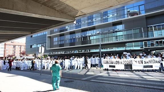 Concentración de sanitarios, este viernes, en el Hospital San Pedro./