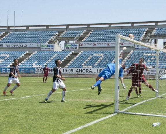 La defensa y el portero del Haro intentan despejar el balón en la que sería la jugada del empate pacense. 