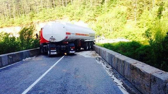 El camión, cruzado en el puente tras el accidente