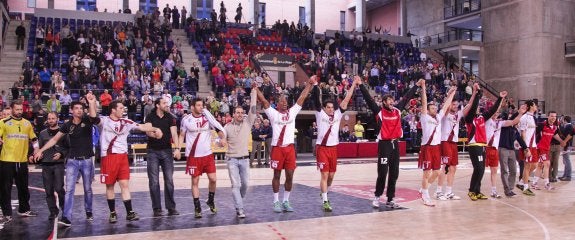 Saludo del Naturhouse desde el centro de la pista al término de la pasada temporada. 