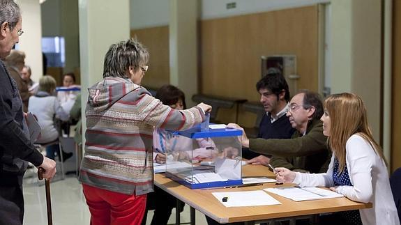 Una mujer vota en un colegio electoral riojano 