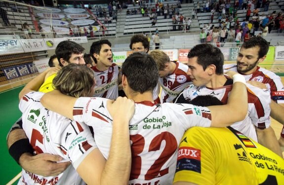 Los jugadores del Naturhouse celebran el triunfo en Huesca.