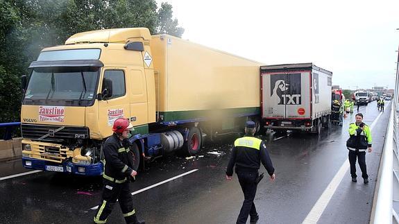 Un Accidente Entre Dos Camiones Provoca Retenciones En El Puente Sobre