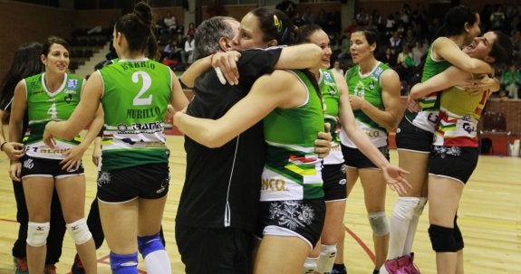 Carlos Arratia y la capitana del equipo, Daniella da Silva, se abrazan tras ganar la Superliga en Pamplona. 