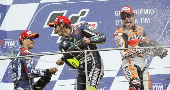 Lorenzo, Rossi y Márquez, ayer durante la celebración en el podio por su victoria en el Gran Premio de Italia.
