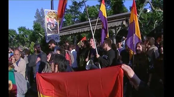 Domingo Dorado, a la izquierda, durante la concentración del lunes en Logroño.