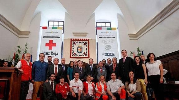 Foto de familia, tras finalizar el acto institucional de San Millán. 